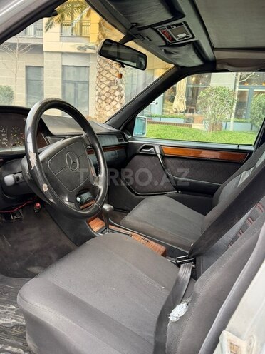 Mercedes E 220 1993, 280,000 km - 2.2 l - Bakı