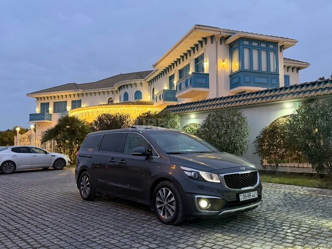 Kia Carnival-1