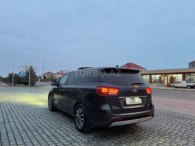 Kia Carnival-5