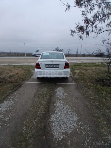 Opel Vectra 2000, 300,000 km - 1.8 l - Quba