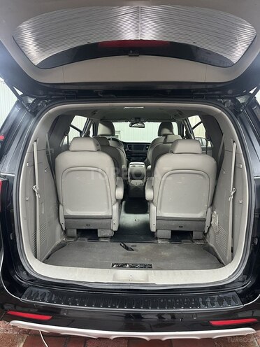 Kia Carnival-21