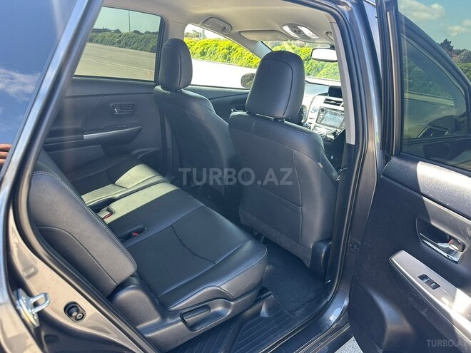 Toyota Prius V-10