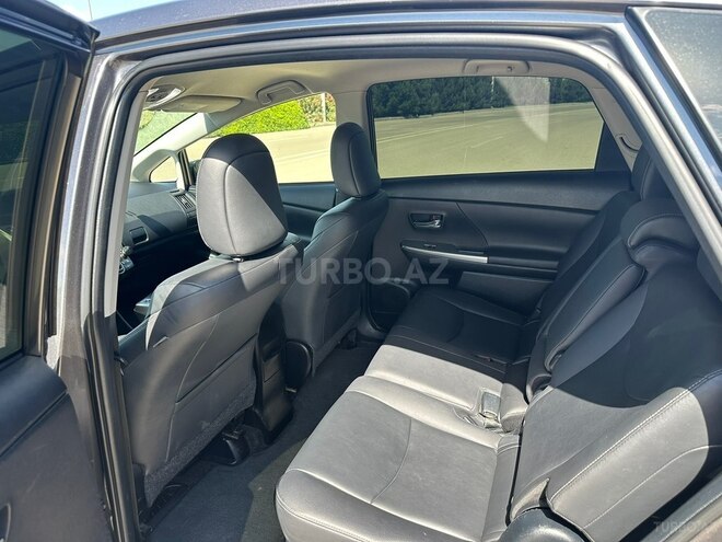 Toyota Prius V-9