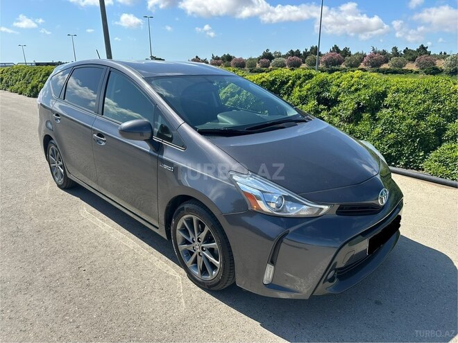 Toyota Prius V-1