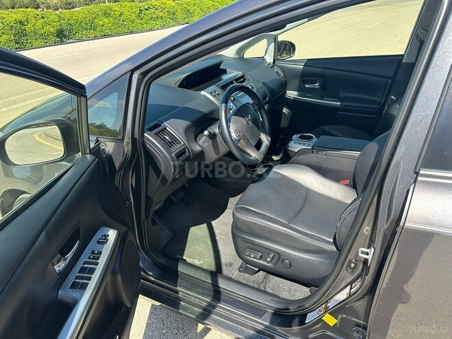 Toyota Prius V-7