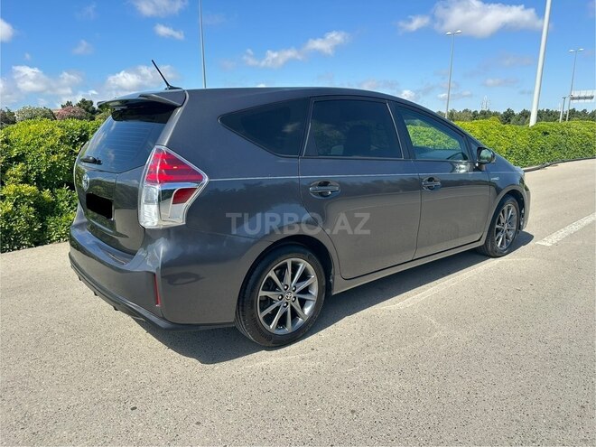 Toyota Prius V-2