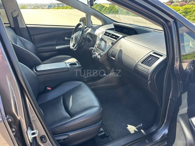 Toyota Prius V-8