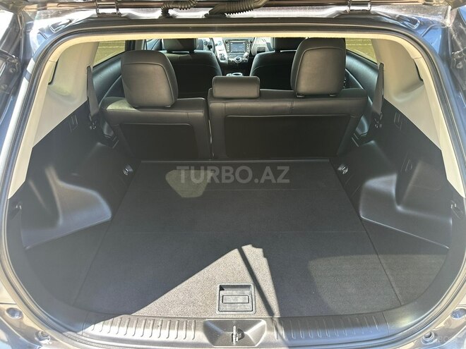 Toyota Prius V-11