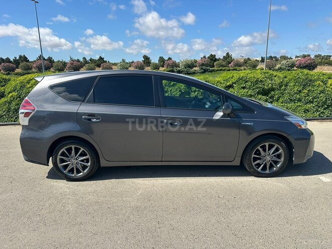 Toyota Prius V-3