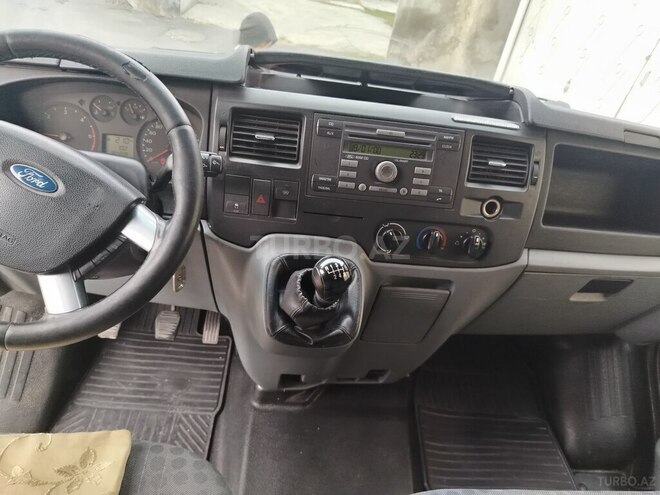 Ford Transit-10