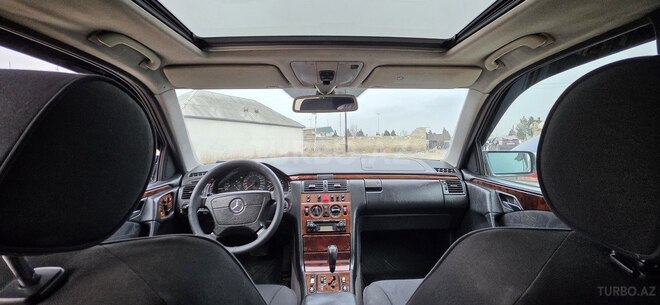 Mercedes E 240 1999, 286,000 km - 2.4 l - Sumqayıt