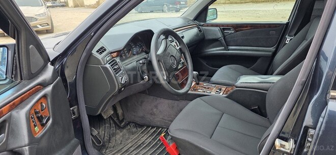Mercedes E 240 1999, 286,000 km - 2.4 l - Sumqayıt