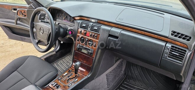 Mercedes E 240 1999, 286,000 km - 2.4 l - Sumqayıt