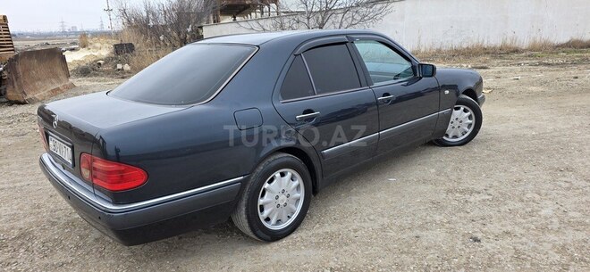 Mercedes E 240 1999, 286,000 km - 2.4 l - Sumqayıt