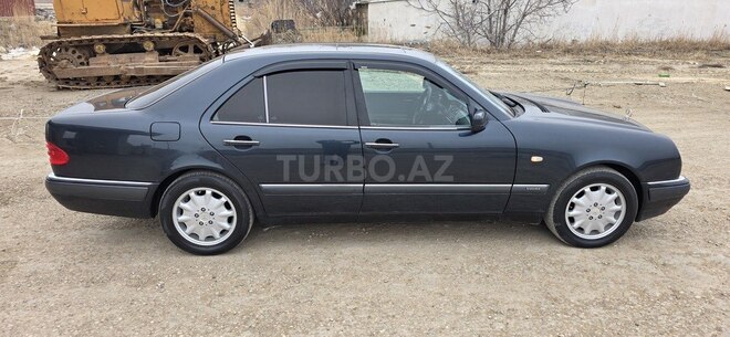 Mercedes E 240 1999, 286,000 km - 2.4 l - Sumqayıt