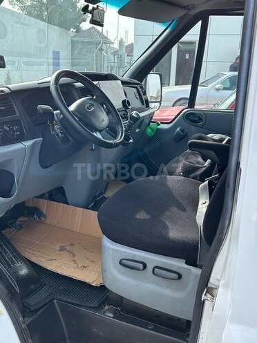 Ford Transit-12