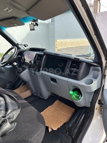 Ford Transit-13