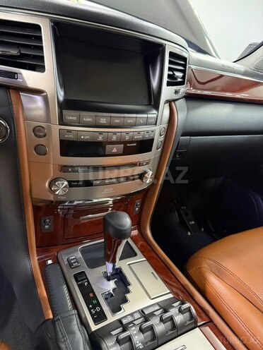 Lexus LX 570-36