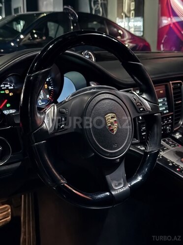 Porsche Panamera GTS-8