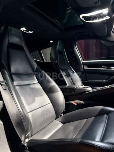 Porsche Panamera GTS-5