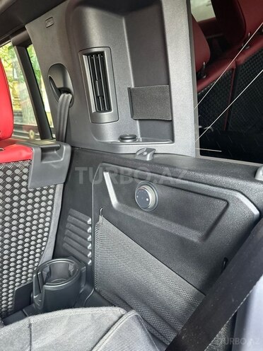 Land Rover Defender-9