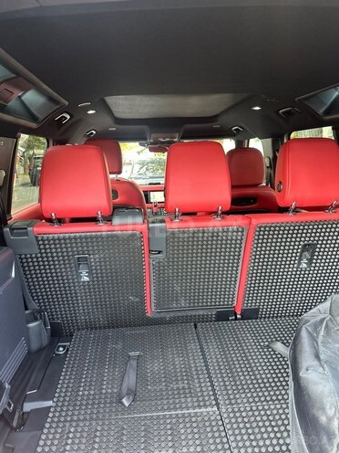 Land Rover Defender-10