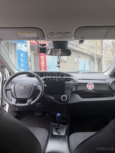 Toyota Aqua-8
