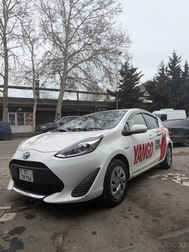 Toyota Aqua-5