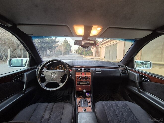Mercedes E 200-2