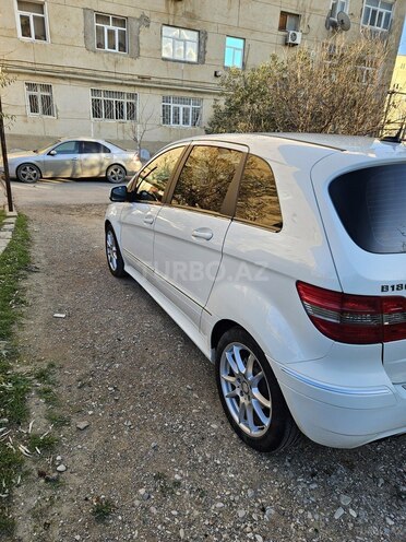 Mercedes B 180-9