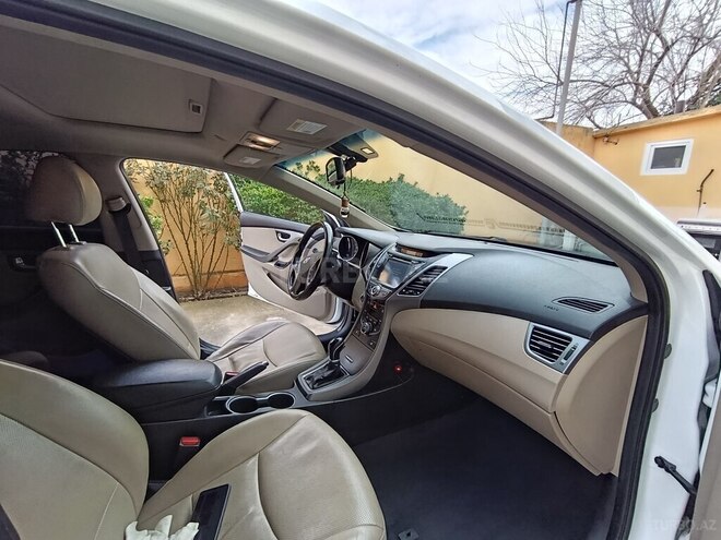 Hyundai Elantra-4