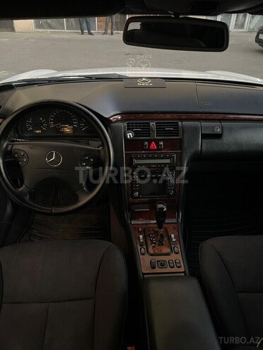 Mercedes E 240-11