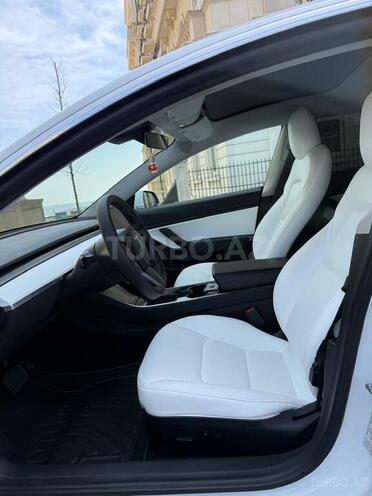 Tesla Model 3-4