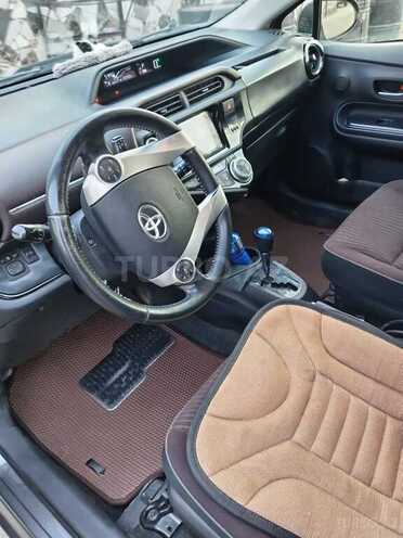 Toyota Aqua-13