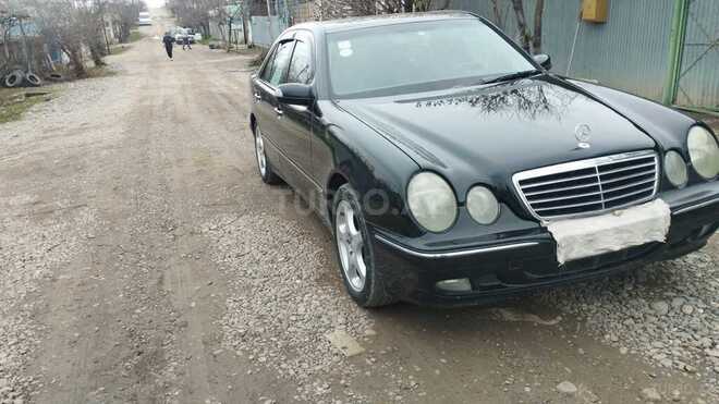 Mercedes E 220 2000, 585,125 km - 2.2 l - Füzuli
