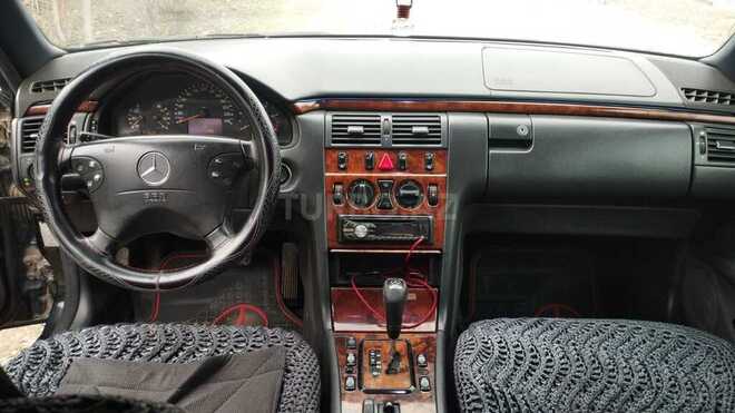 Mercedes E 220 2000, 585,125 km - 2.2 l - Füzuli