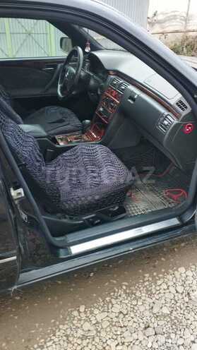 Mercedes E 220 2000, 585,125 km - 2.2 l - Füzuli