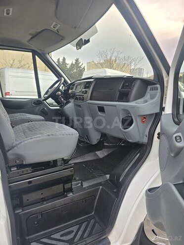 Ford Transit-11
