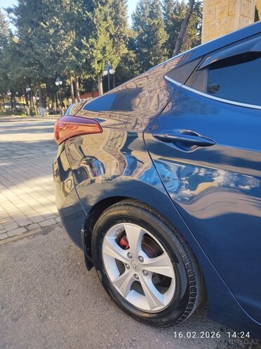 Hyundai Elantra 2015, 212,969 km - 1.8 l - Masallı