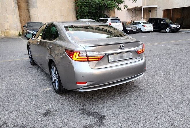 Lexus ES 300h-7