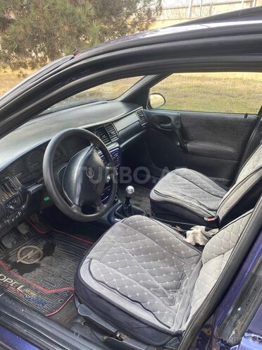 Opel Vectra 1995, 385,000 km - 1.8 l - Qazax