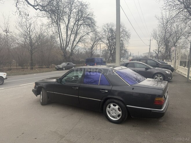 Mercedes E 200 1996, 330,000 km - 2.0 л - Qəbələ