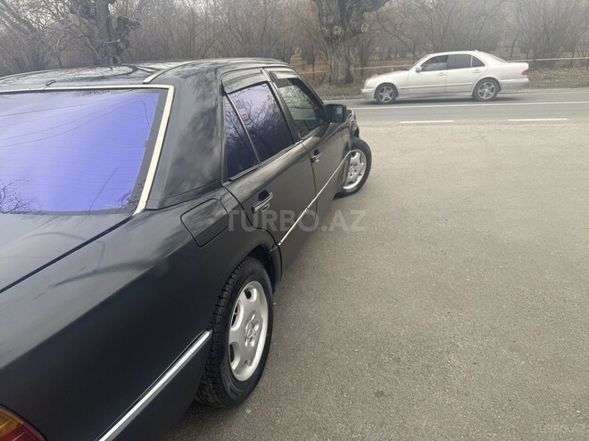 Mercedes E 200 1996, 330,000 km - 2.0 л - Qəbələ
