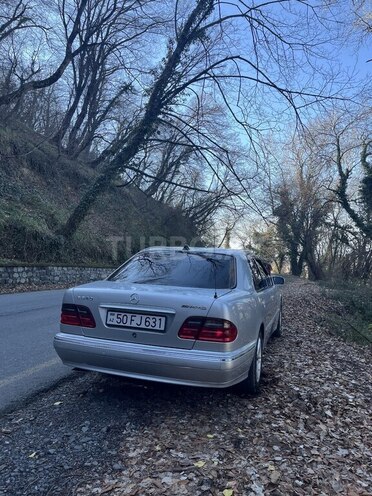 Mercedes E 240 1997, 286,000 km - 2.4 l - Qax