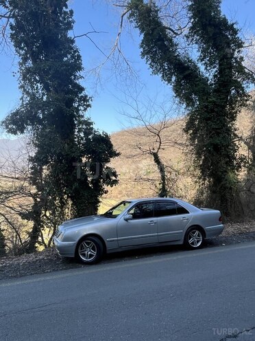 Mercedes E 240 1997, 286,000 km - 2.4 l - Qax