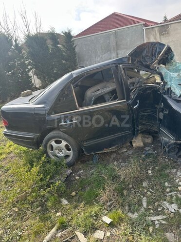 Mercedes E 220 2001, 260,000 km - 2.2 л - Bakı