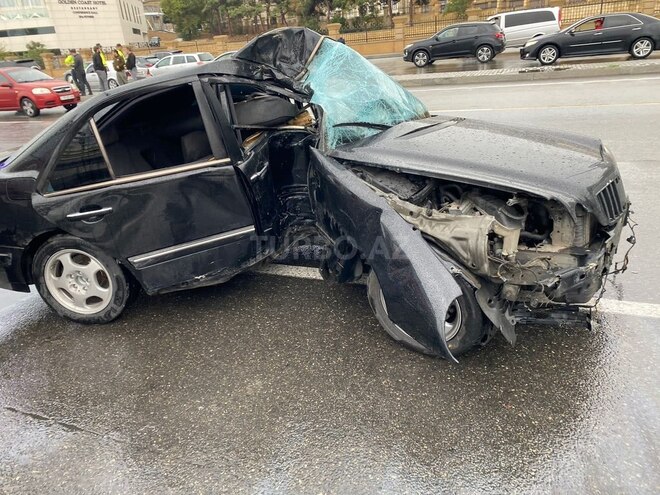 Mercedes E 220 2001, 260,000 km - 2.2 л - Bakı