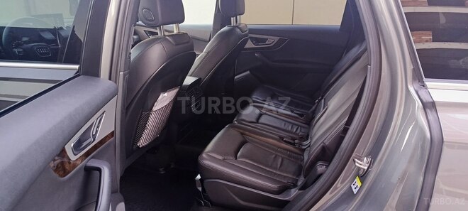 Audi Q7-12