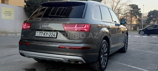 Audi Q7-19