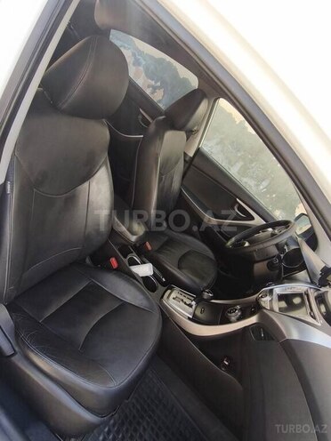 Hyundai Elantra-4